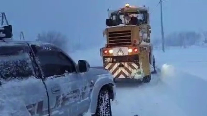На Сахалине спасли ночевавшего два дня в автомобиле в сугробе мужчину