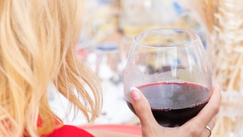 Красное вино оказалось полезно для волос