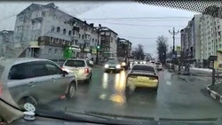 Провал асфальта стал причиной пробок в Южно-Сахалинске утром 7 марта