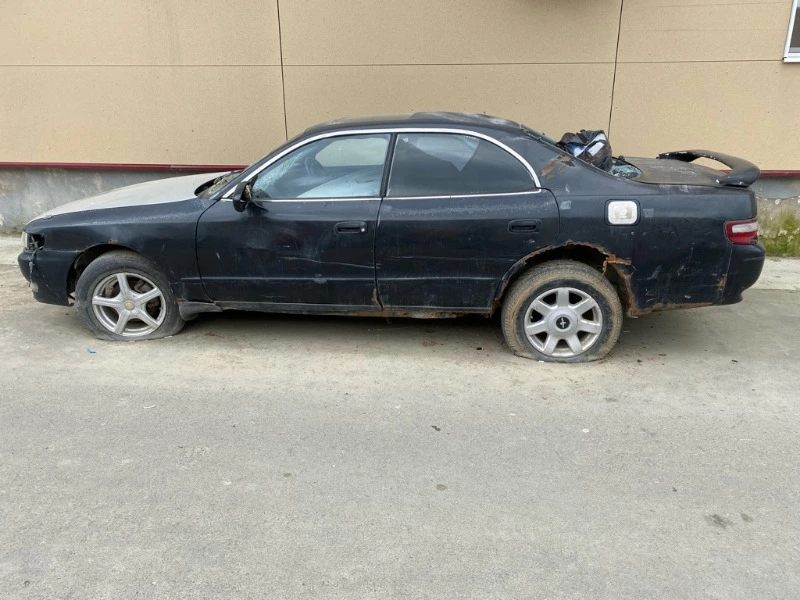 В Долинске брошенная машина превратилась в свалку