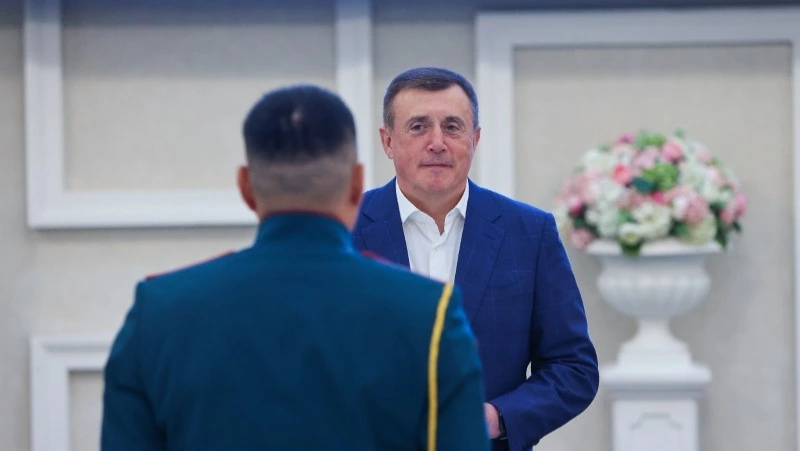 Валерий Лимаренко наградил участников «Ассамблеи народов России» за помощь фронту