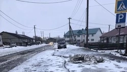 Крыши и дороги пострадали из-за ураганного ветра в Южно-Курильске 