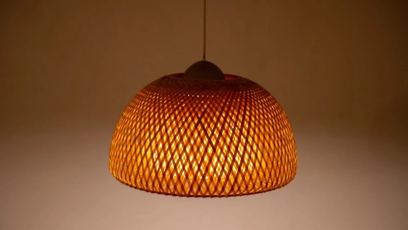 В Тымовском рецидивист украл 10 люстр и зеркало со склада магазина