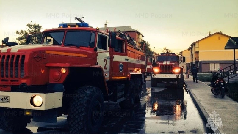 Сантехнические трубы загорелись в жилом доме в Углегорске 6 августа