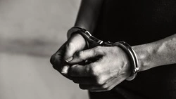 В Тымовском районе рецидивист ворвался в квартиру, избил и ограбил пенсионера 