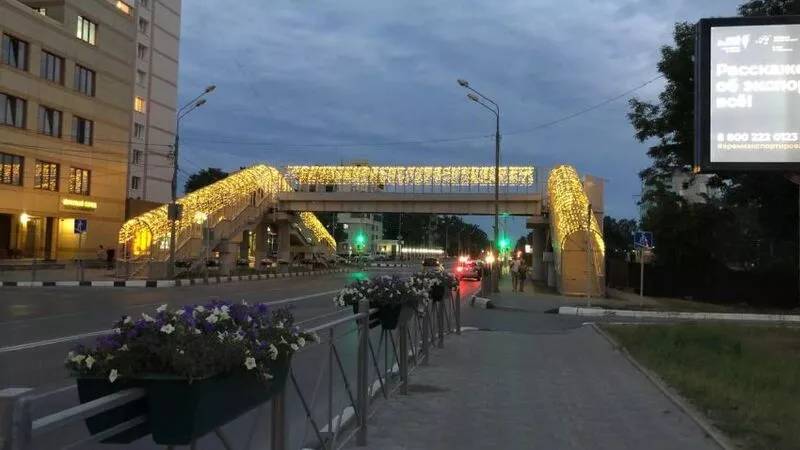 Надземный переход в центре Южно-Сахалинска полностью засиял огнями