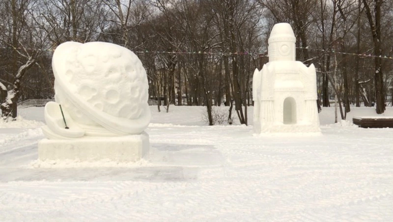 В Южно-Сахалинском городском парке мастера из Хабаровска приступили к созданию фигур из снега - Центр внимания 16.12.25