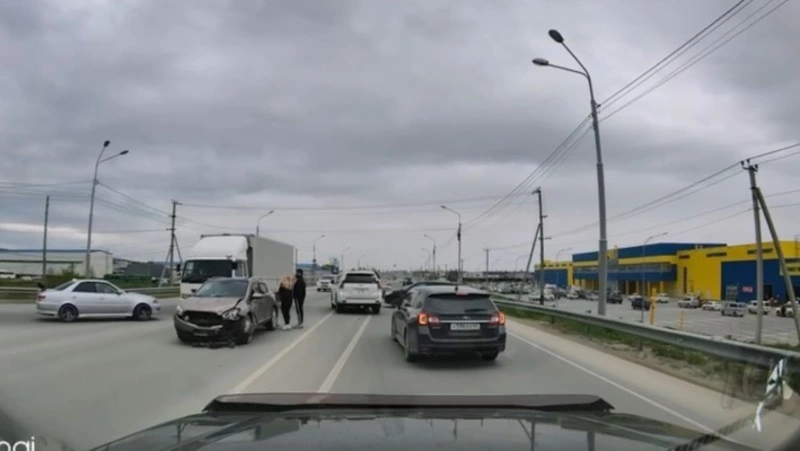 Несколько иномарок не поделили главную дорогу у «Зодчего» в Южно-Сахалинске