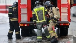 Грузовик и легковушка полыхали на Сахалине 15 декабря