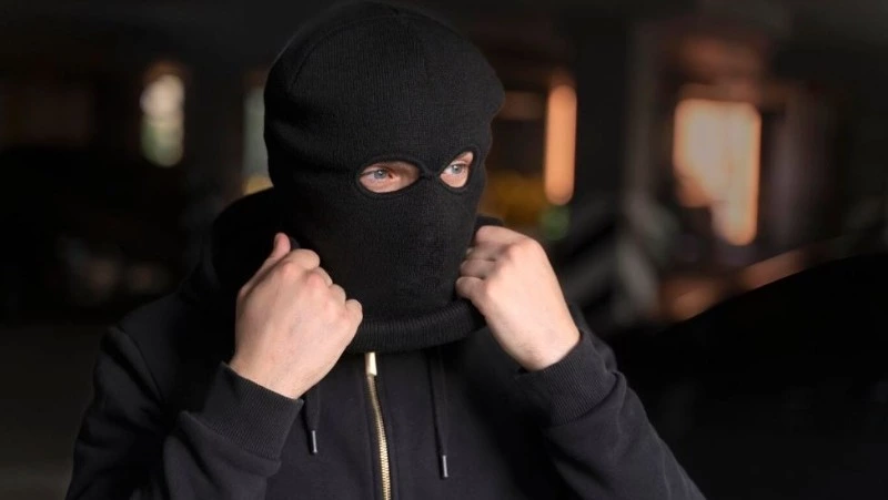 Житель Сахалина попытался ограбить банк через разбитое окно