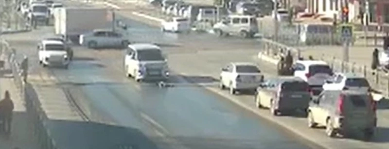 12-летний ребенок попал под колеса минивэна в Южно-Сахалинске