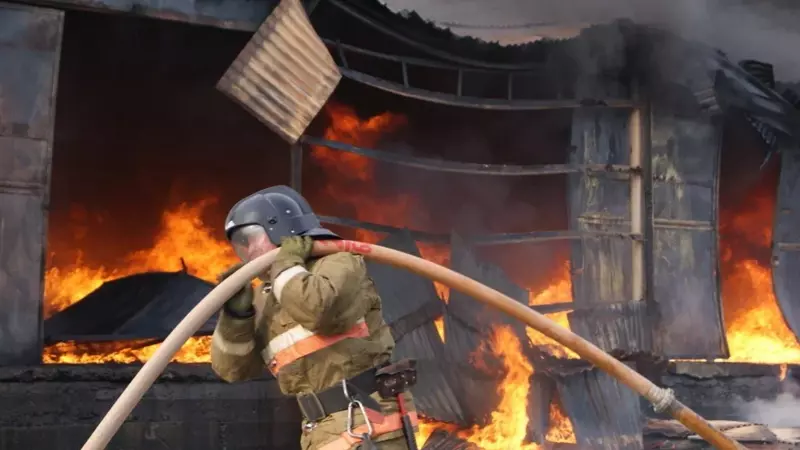 Четырехлетнего ребенка спасли во время пожара в Охинском районе