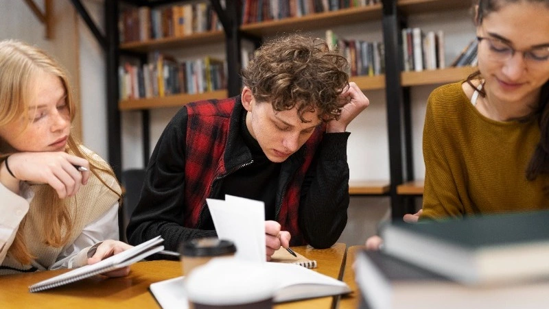 SuperJob: каждый второй родитель Южно-Сахалинска хочет, чтобы ребенок после колледжа поступил в ВУЗ