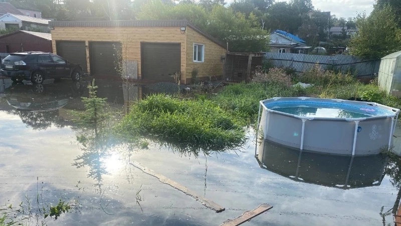 Пожарные помогли жителям Корсакова с ликвидацией затопления