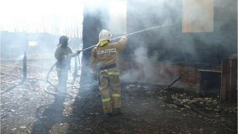 Пожарные потушили частный дом в Ново-Александровске вечером 5 декабря 