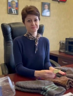 Жители Томари связали носки для бойцов в зоне СВО