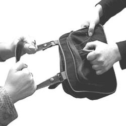 Сахалинец украл у родственника телефон и 6 тысяч рублей