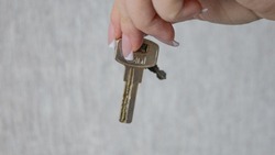 Жительница аварийного дома в Тымовском пять лет боролась за квартиру