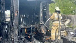 Пенсионерку спасли из горящего деревянного дома в Южно-Сахалинске