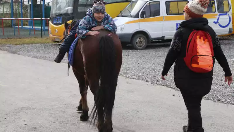 Юных сахалинцев лечат верховой ездой