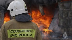 Заброшенное здание полыхало в Холмском районе