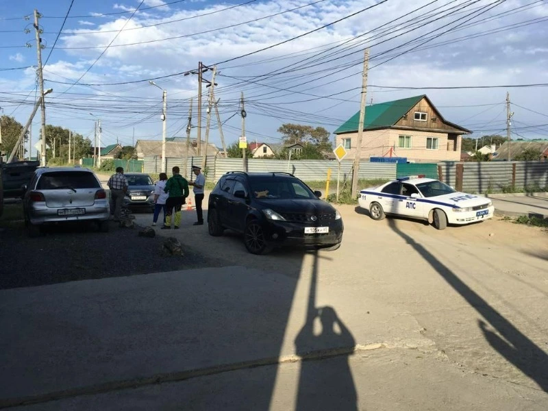 Nissan сбил 9-летнего мальчика, который гулял посреди дороги в Корсакове