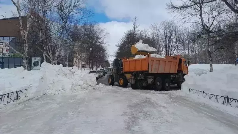 Привлеченная спецтехника поможет Охинскому району с вывозом снега из дворов