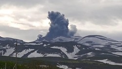 Действующий вулкан Эбеко выбросил облако пепла на Курилах