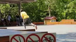 Хулиганы громят парк в столице Сахалина