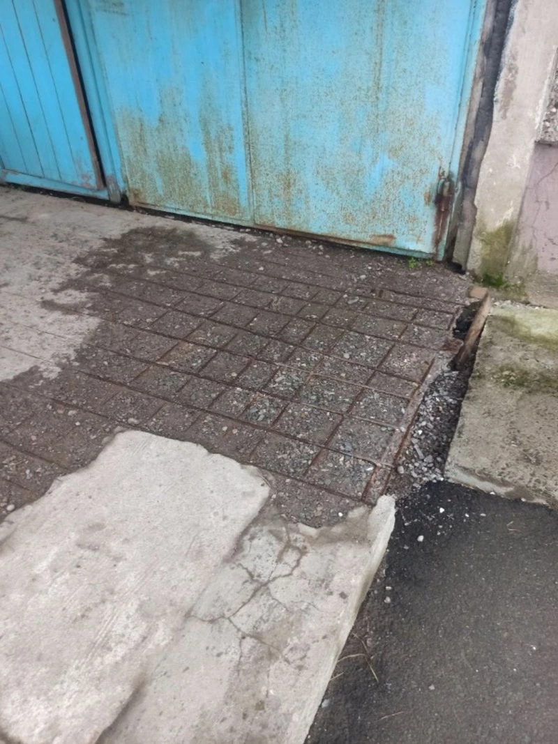 Жильцы многоэтажки год воюют за крыльцо с управляющей компанией в Южно-Сахалинске