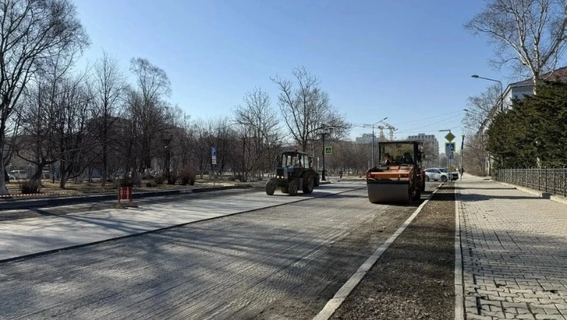 На юге Сахалина залатали уже 5 тысяч «квадратов» дорожных ям — в ход идет литой и горячий асфальт