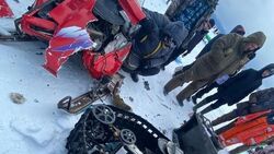 Два снегохода рыбаков жестко столкнулись на льду в заливе на Сахалине