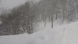 Снежная лавина в Долинском районе перекрыла въезд в село Быков