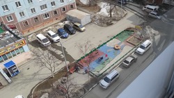 Детскую площадку в Южно-Сахалинске «починили» заливкой бетона