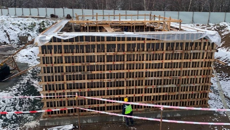 Губернатор поручил ускорить открытие спорткомплекса в Троицком