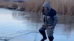 Видео с отчаянным рыбаком на тонком льду развеселило жителей Сахалина