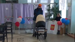 Семья с младенцем пришла отдать свой голос на выборах президента РФ на Сахалине