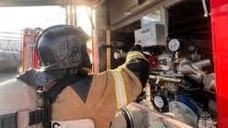 Пожарные потушили кабину грузовика на участке трассы в Долинском районе 