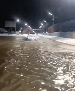 «За ночь превратится в каток»: в Корсакове штормовыми волнами подтопило дорогу в районе порта