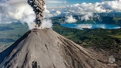 Вулкан Эбеко в третий раз за неделю выбросил столб пепла на Курилах