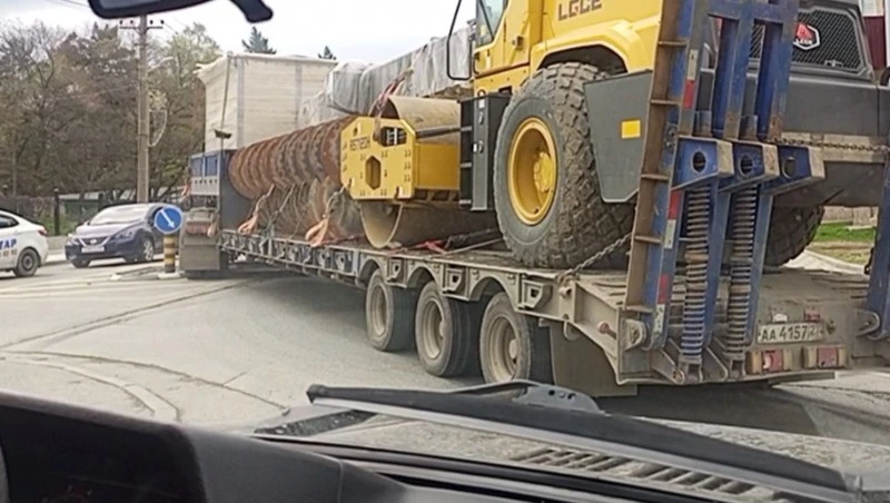 Островок безопасности поставил в неловкое положение водителя трала в Южно-Сахалинске