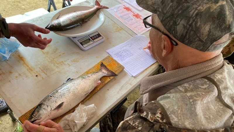 Победителей конкурса по лову симы определили на реке Урюм в Анивском районе