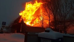 Человек пострадал при сильном пожаре в Томаринском районе 30 декабря