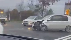 Капоты всмятку: в Южно-Сахалинске столкнулись две иномарки