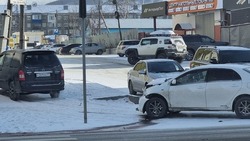 Toyota и Mazda столкнулись у ТЦ в Южно-Сахалинске после снегопада