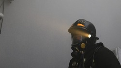 Сахалинским пожарным потребовалась целая ночь для тушения пожара в бане Холмска