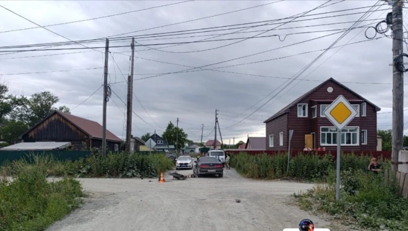 Гонщик на питбайке на полной скорости снес Toyota Mark II в Долинске 