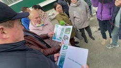 Жители Макарова показали губернатору результат ремонта в подъездах и дворах