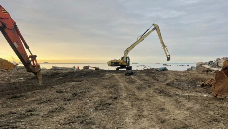 Пятое затонувшее судно удалили из бухты Лососей 