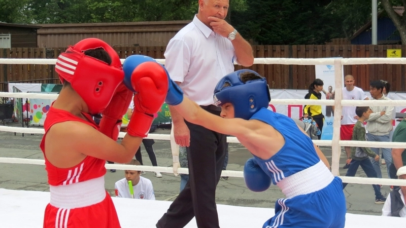 День бокса отметили на Сахалине захватывающими поединками любителей и профессионалов